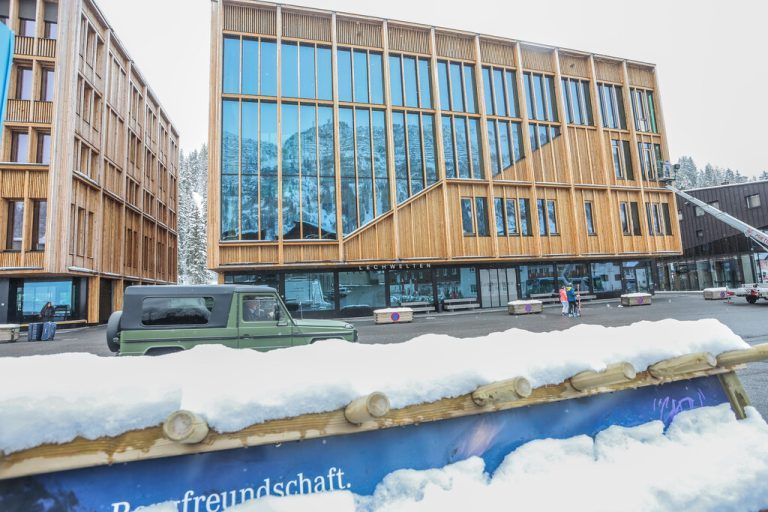 Das Zentrum, bestehend aus „Dorfhus“ und „Lechwelten“, wurde im April 2025 eröffnet. ⇒→⇒ Archiv