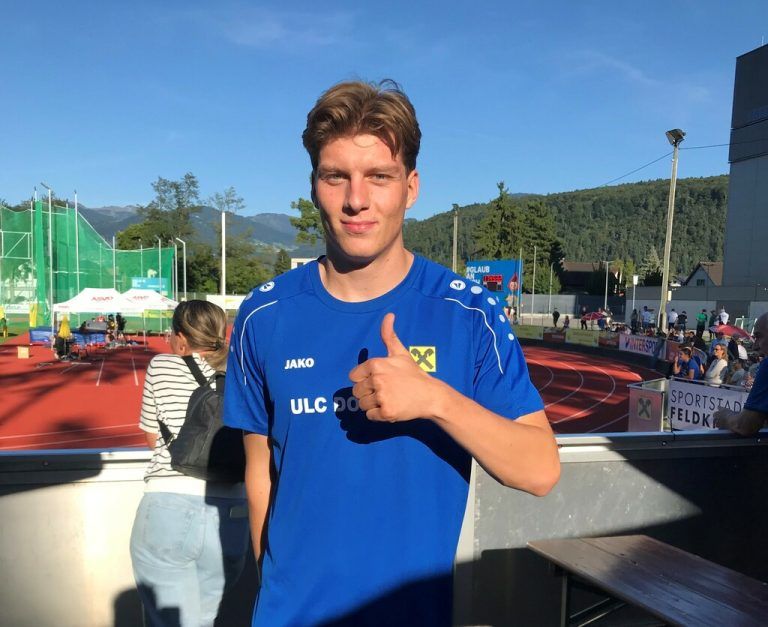 Daumen hoch beim neuen U20-Staatsmeister über 800 Meter, Michael Gantner. ⇒Jochen Dedeleit
