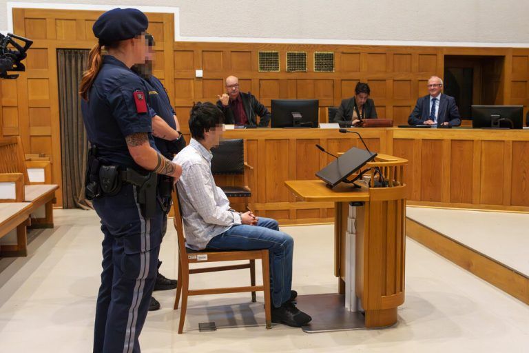 Der Angeklagte fasste zwölf Jahre Haft aus.⇒Neue