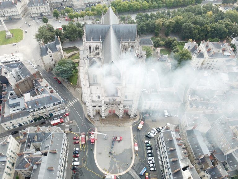 Der Brand 2020 hatte Frankreich nach dem Feuer in Notre-Dame Paris erneut in Schock versetzt.⇒SDIS 44 Department of Fire and Rescue/AP