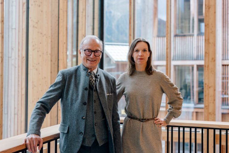 Der ehemalige Bürgermeister von Lech, Philosophicum-Obmann Ludwig Muxel und die Philosophin Eva Weber-Guskar.⇒Lässer