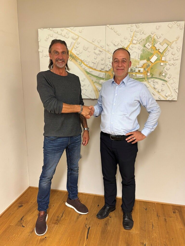 Der neue Pächter Walter Mair mit Bürgermeister Thomas Fitz. ⇒⇒Gemeinde Fussach