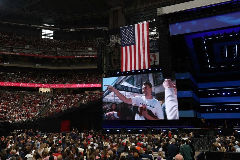 Der Trauerfeier für Charlie Kirk in Arizona wohnten über 100.000 Menschen bei.⇒⇒APA/AFP/Patrick T. Fallon