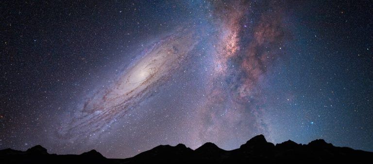 Die Andromeda-Galaxie (links) nähert sich unserer Milchstraße mit hoher Geschwindigkeit. Simulationen zeigen: Ein Zusammenstoß ist wahrscheinlich – aber noch sehr fern.⇒Shutterstock