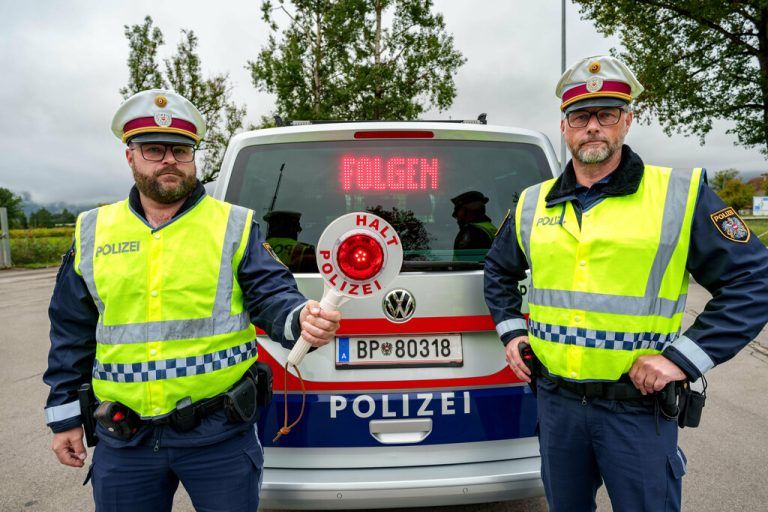 Die Beamten können mit dem Anhalteboard (im Dienstfahrzeug) und mit dem Anhaltestab eine Kontrolle signalisieren.⇒stiplovsek (2)