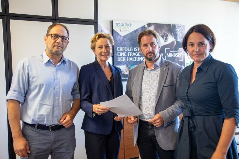 Die Bürgermeister Jürgen Haller (l.) und Daniel Sandrell (Standesvertreter) und Landtagsvizepräsidentin Monika Vonier (r.) haben Landesrätin Martina Rüscher das Konzept präsentiert.⇒Toni Meznar