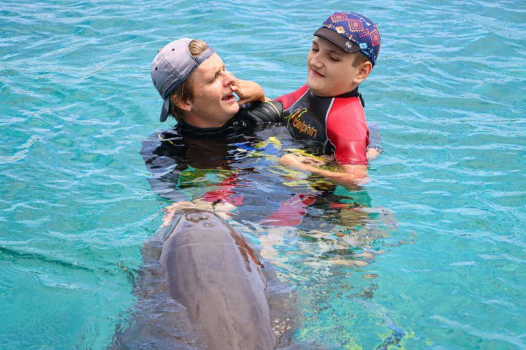 Die Delfintherapie schenkt Emilian Ruhe und intensive Momente der Nähe und ist auch für seine Familie eine wertvolle Auszeit vom fordernden Pflegealltag.⇒Privat