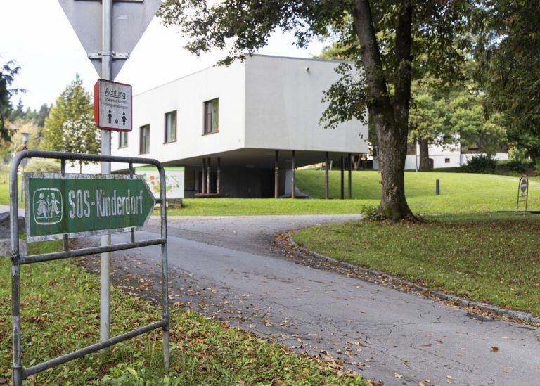 Die Einfahrt zum SOS-Kinderdorf Moosburg. ⇒apa