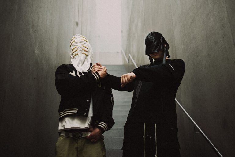 Die jungen Rapper Saynt Bleek (l.) und Gob$hine wollen gehört, aber nicht erkannt werden.⇒Zielbauer