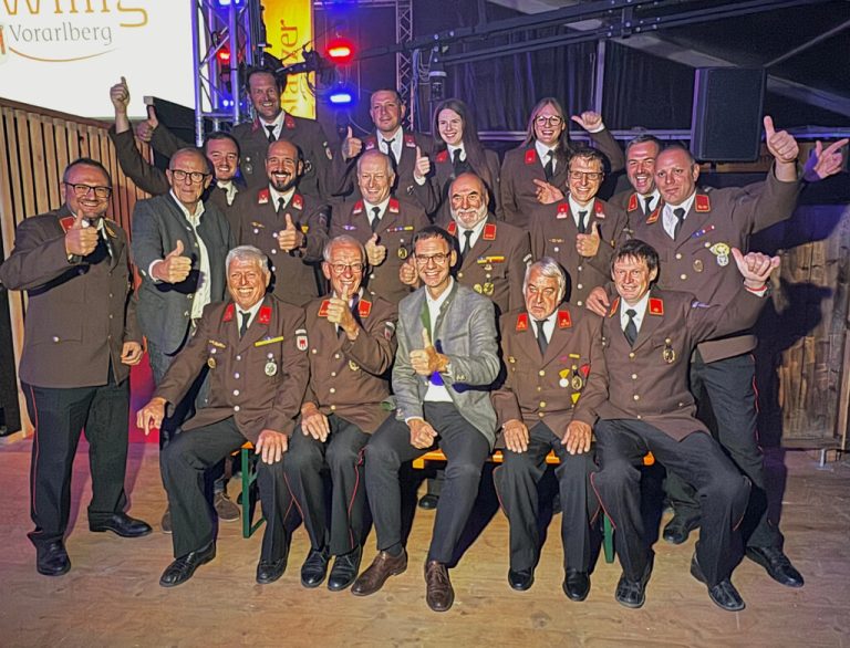 Die Ortsfeuerwehr Frastanz mit Landeshauptmann Markus Wallner.⇒LUTZ (6)