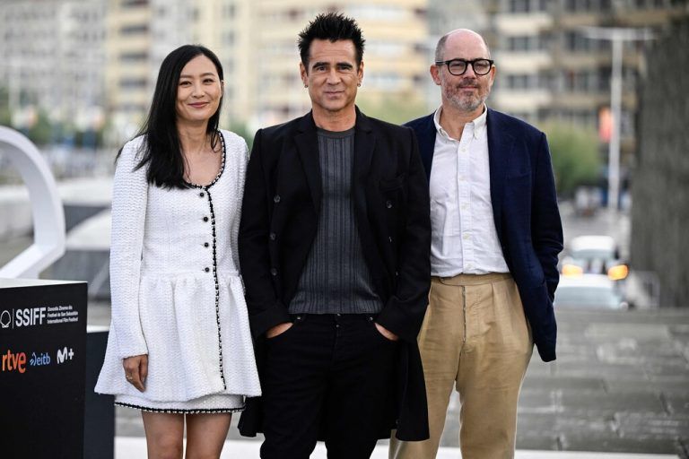 Die Schauspieler Fala Chen und Colin Farrell mit Regisseur Edward Berger bei den Filmfestspielen in San Sebastián.afp