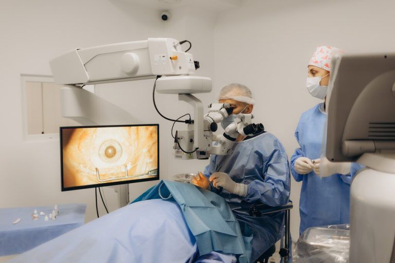 Die Verlegung der Augenabteilung vom LKH Feldkirch (r.) ans Krankenhaus Dornbirn (l.) steht zur Diskussion.⇒Shutterstock, ⇒Hartinger