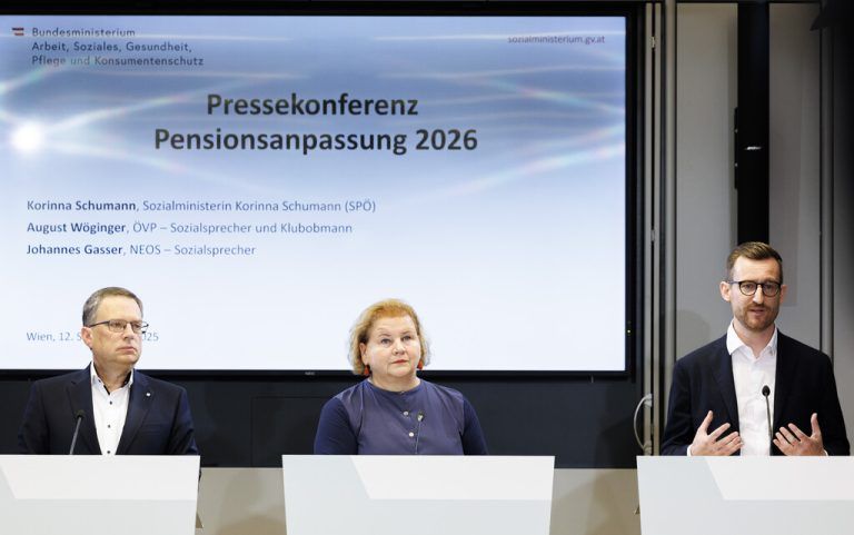 Die Vertreter der Regierungsparteien bei der Vorstellung der Pensionsanpassung. Für die Neos am Podium: Der Mellauer Nationalrat Johannes Gasser.⇒APA/STEINMAURER