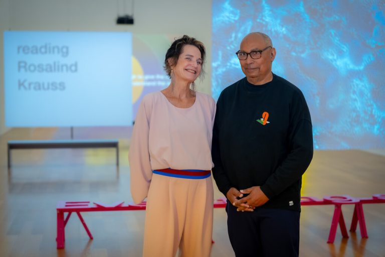 Direktorin Letizia Ragaglia und Künstler Tony Cokes in Vaduz.⇒Maier/Kunstmuseum (3)