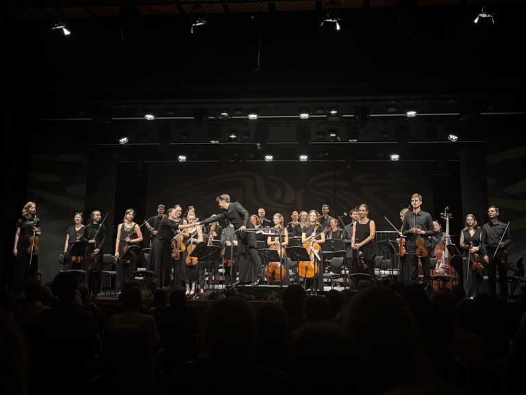 Dirigent Tobias Grabher, Enkel des früheren Lustenauer Bürgermeisters Hans-Dieter Grabher, bedankt sich bei den Mitgliedern des von ihm gegründeten Ensembles Camerata Musica Reno.⇒privat