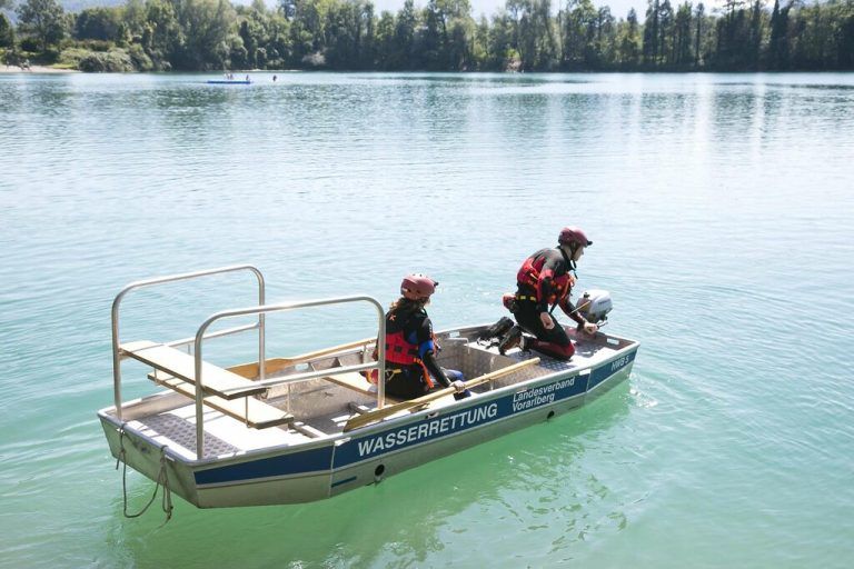 Ein Einsatz der Wasserrettung am Baggersee.⇒MAthis