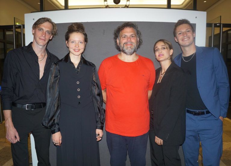 Ein schauspielerisch starkes Ensemble: Thieß Brammer, Rebecca Hammermüller, Raphael Rubino als Macbeth, Maria Lisa Huber und Nico Raschner.⇒ritter (7)