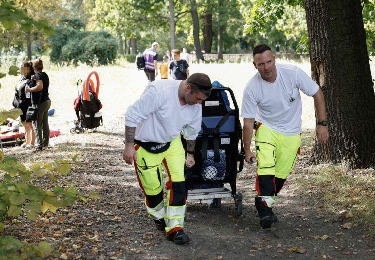Eine Betreuerin wurde schwer verletzt ins Krankenhaus gebracht. ⇒⇒APA/AFP/ODD ANDERSEN