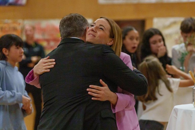 Eine glückliche Bettina umarmt innig ihren Coach Juan Luiz Benitez Cardenes.