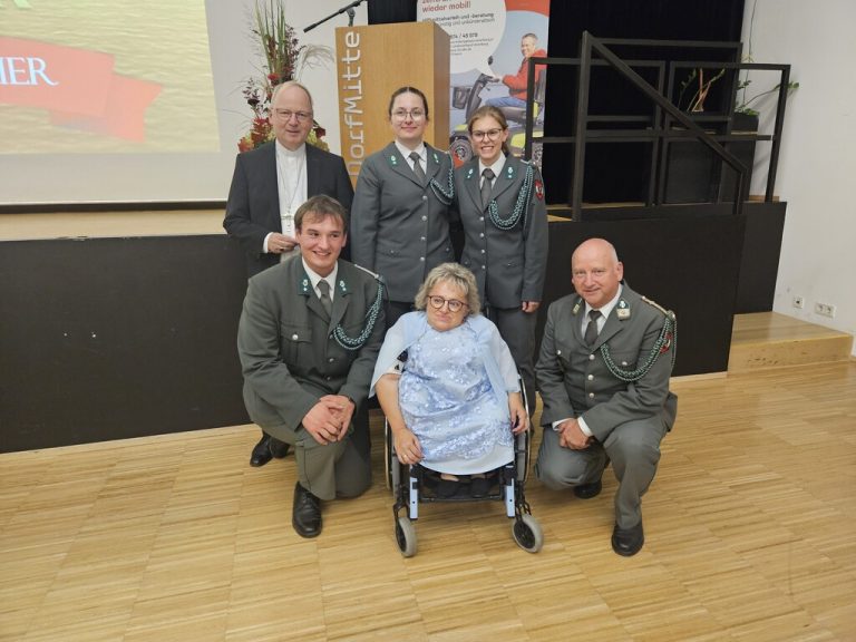 Ensemblemitglieder der Militärmusik Vorarlberg mit Bischof Benno Elbs und Öziv Vorarlberg Präsidentin Karin Stöckler.⇒ÖZIV (7)