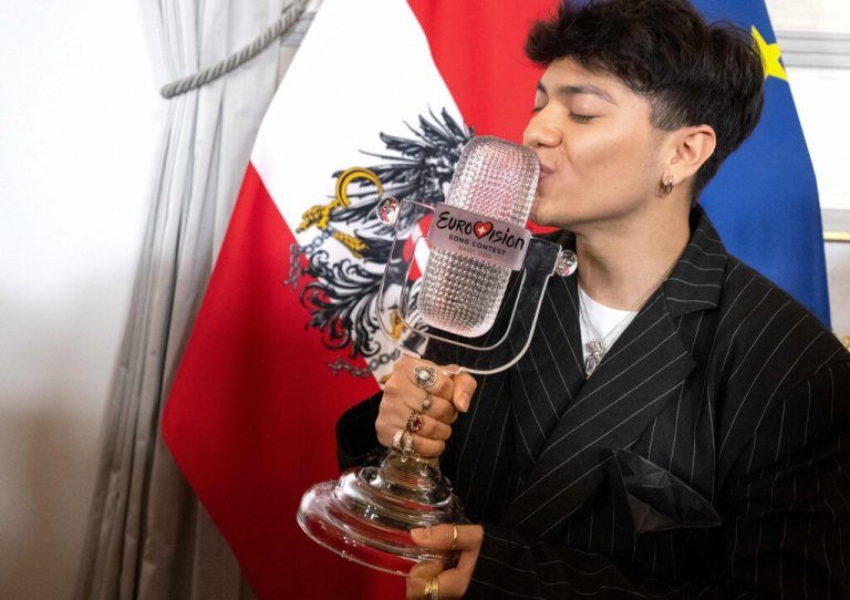 ESC-Sieger JJ hält die Trophäe stolz in der Hand. ⇒AFP