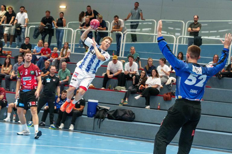 Für Hard-Neuzugang Nico Sager (l.), hier beim Sommercup gegen Schwaz zu sehen, wird die Partie am Freitag in zweierlei Hinsicht etwas Besonderes.⇒dietmar Stiplovsek