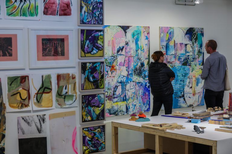 Galeristin Belinda Boch-Prantl führt durch die Ausstellung in der Galerie c.art.⇒Steurer(2)