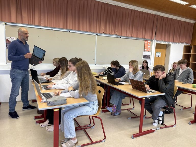 Gernot Hämmerle während einer Unterrichtsstunde im Fach Journalismus. ⇒HLK/HLW Rankweil