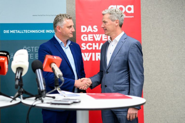 Gewerkschafter Reinhold Binder (PRO-GE) und Christian Knill, Obmann des Fachverbandes der Metalltechnischen Industrie, reichen sich die Hände.⇒apa