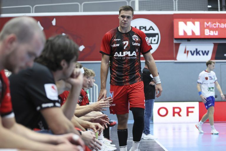 Hängende Köpfe bei den Hardern. Links ein Bild mit Symbolkraft: Hannes Jón Jónsson ist kaum erkennbar. ⇒⇒Alpla HC Hard/Alexandra Köss (3)