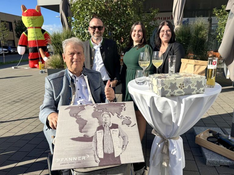Hannes Tschofen, Nathalie Düngler, Anna Tschann von Getzner Textil überbrachten Anton Pfanner ein Geschenk.⇒lutz (7)