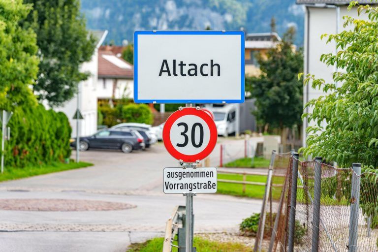 Inzwischen steht die Ortstafel dort, wo sie hingehört – am Beginn des Ortsgebiets. ⇒⇒stiplovsek (2), dünser