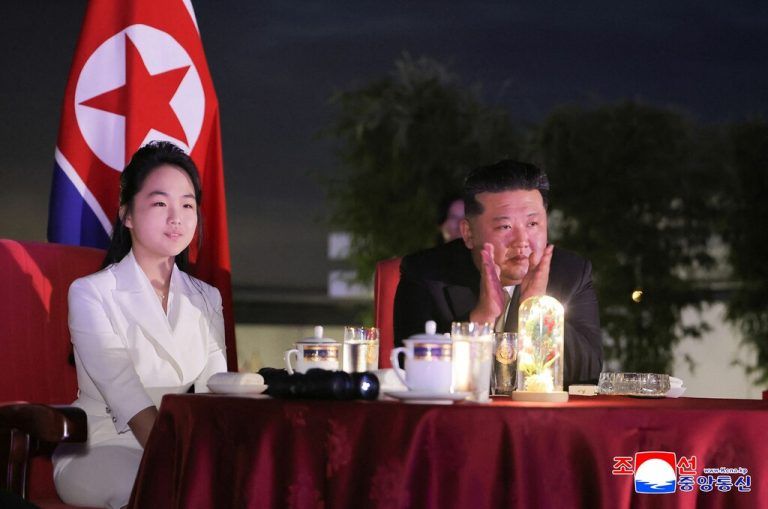 Ju Ae an der Seite ihres Vaters Kim Jong Un. ⇒⇒Apa/aFP/KCNA VIA KNS/STR