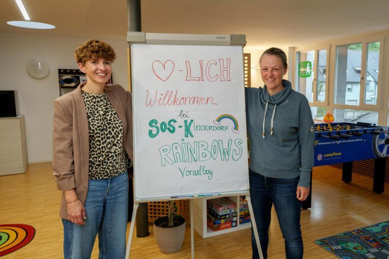 Katharina Moriggl (r.)und Sonja Baldauf von Rainbows Vorarlberg im Gespräch mit der NEUE am Sonntag. ⇒Dietmar Stiplovsek