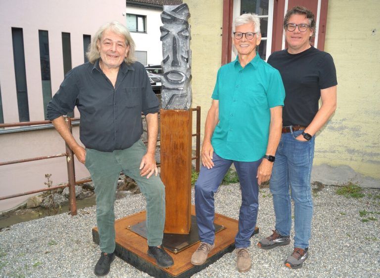Kurator Günther Blenke, Künstler Stefan Kresser und Organisator Dieter Heidegger feierten „ein m² Kunst“.⇒Ritter (7)