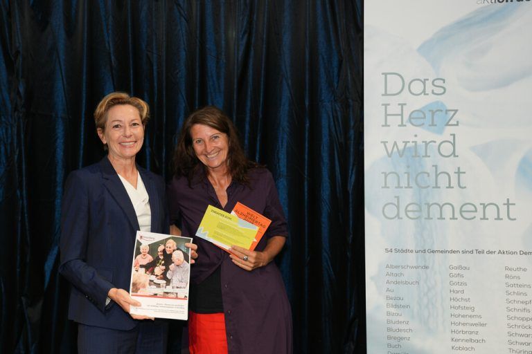 Landesrätin Martina Rüscher und Leiterin der Aktion Demenz, Daniela Egger.⇒VLK
