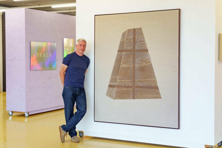Marco Spitzar in seinem Atelier in Dornbirn Schwefel vor dem Werk „Blumen gießen“ (2025).⇒
