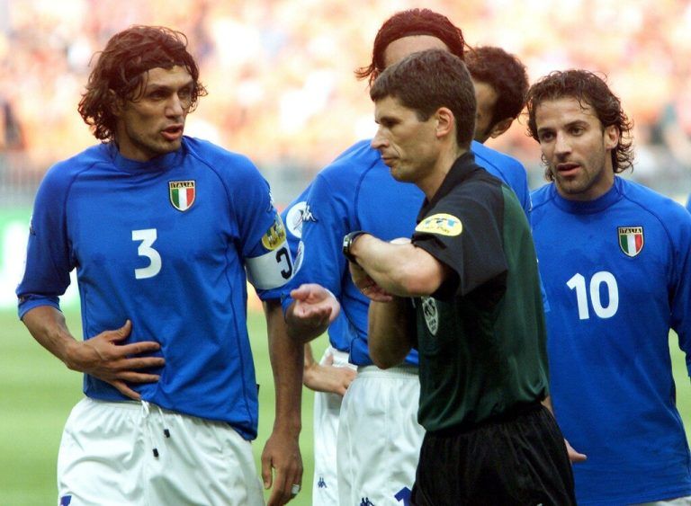 Markus Merk zeigt im Halbfinale der EM 2000 dem italienischen Kapitän Paolo Maldini Gelb. ⇒EPA