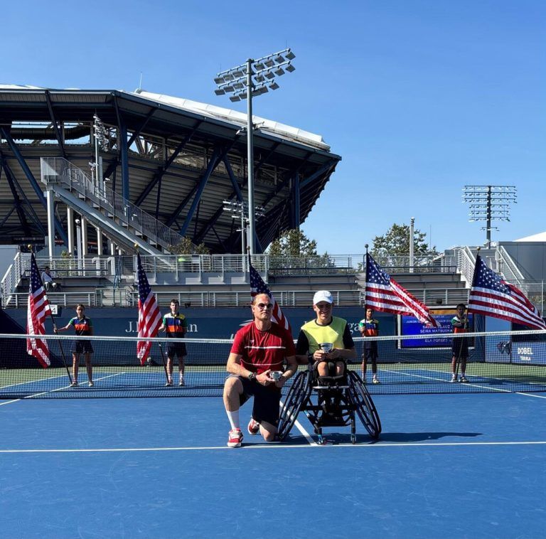 Maximilian Taucher mit seinem Trainer Alexander Forer bei der Siegerehrung in Flushing Meadows. ⇒Privat