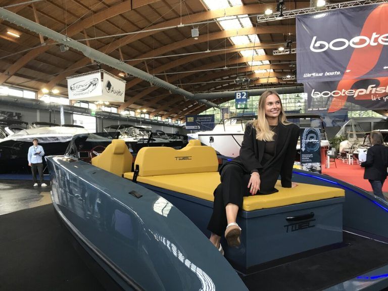 Model Franca auf dem 387.000 Euro teuren Katamaran Twiel Z7. ⇒Dedeleit (10)