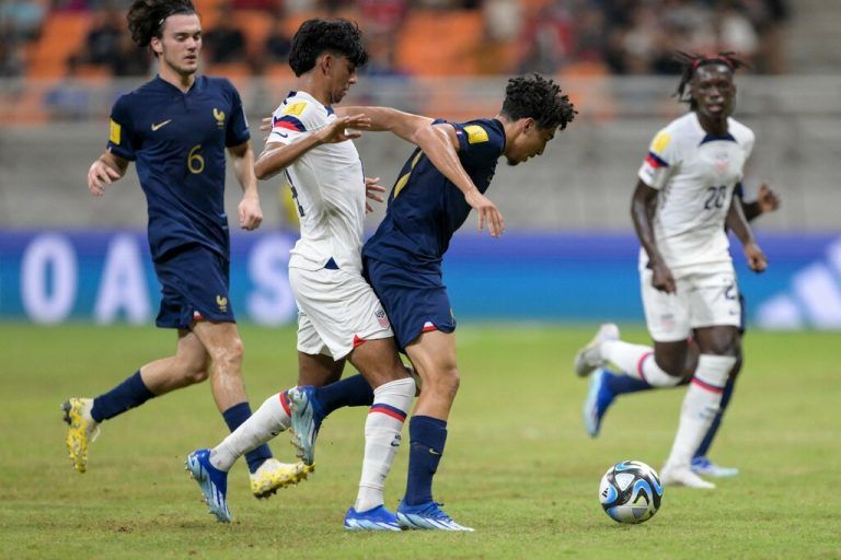 Mohamed-Amine Bouchenna für Frankreich am Ball bei der U17-WM in Indonesien gegen die USA. ⇒AFP