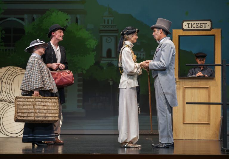 Mrs. Potts (Heel) und Passepartout (Krampl) blicken gerührt zu Prinzessin Abouda (Laura Milz) und Phileas Fogg (Urban).⇒Weber