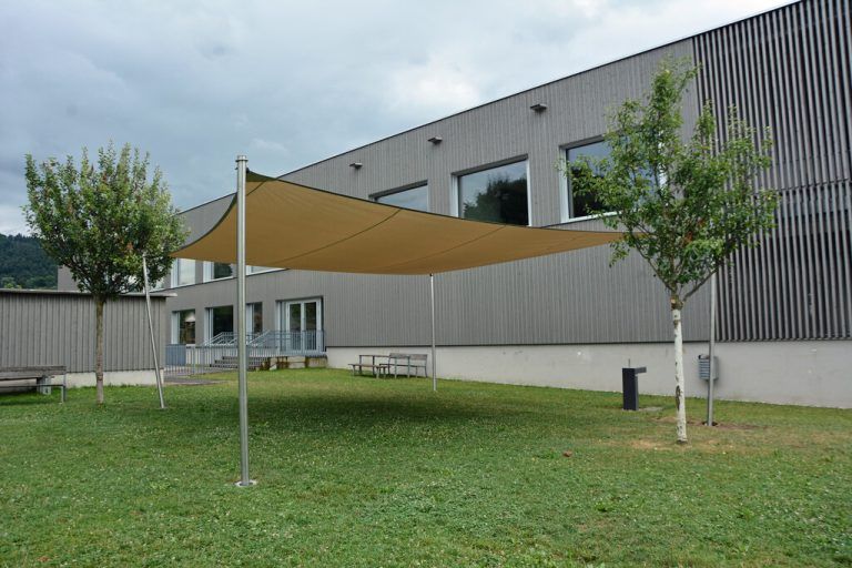 Neue Bäume, bepflanzte Inseln und ein Sonnensegel bringen Schatten und verbessern das Mikroklima. ⇒gemeinde wolfurt