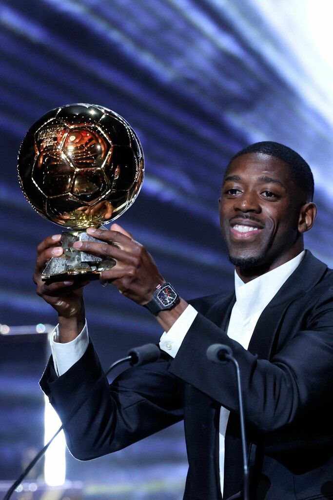 Ousmane Dembélé mit der Trophäe des Ballon d‘Or.⇒APA