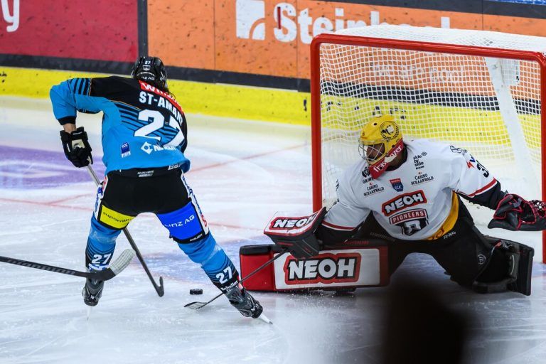 Pioneers-Goalie Alex Caffi (r.) musste fünf Mal hinter sich greifen. Neo-Coach Johannes Nygard (r.) sah gute Phasen im Spiel seiner Mannschaft - trotz Niederlage.⇒GEPa (2)
