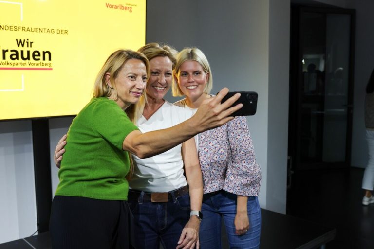 Rüscher und Berchtold mit Bundesleiterin Juliane Bogner-Strauß. ⇒ÖVP