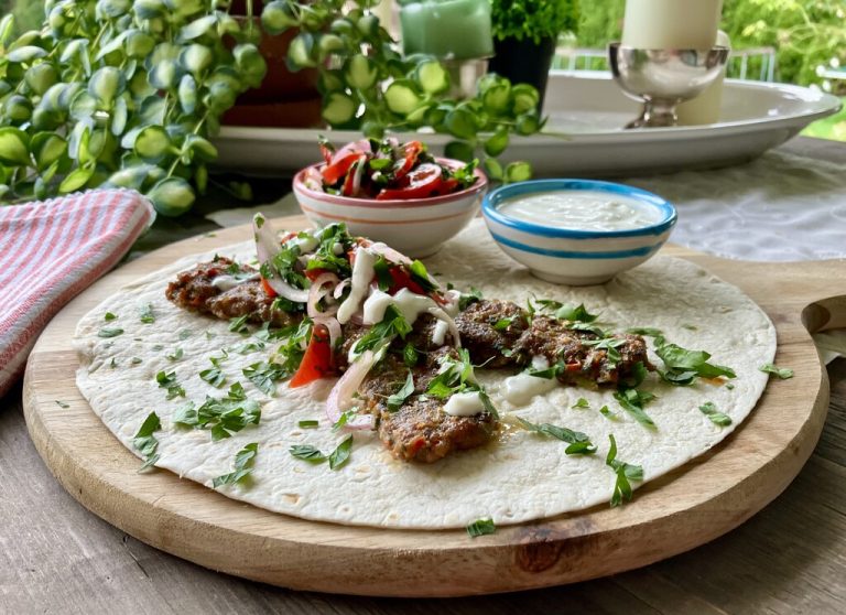 Saftig, würzig, orientalisch sind die Hackfleisch-Kebab frisch vom Backblech, ideal für Familie und Freunde. ⇒Ulrike Hagen
