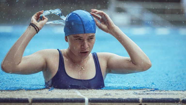 Schwimmen ist ein Ruhepol für Tilda und irgendwie ihre Therapie.⇒constantin film