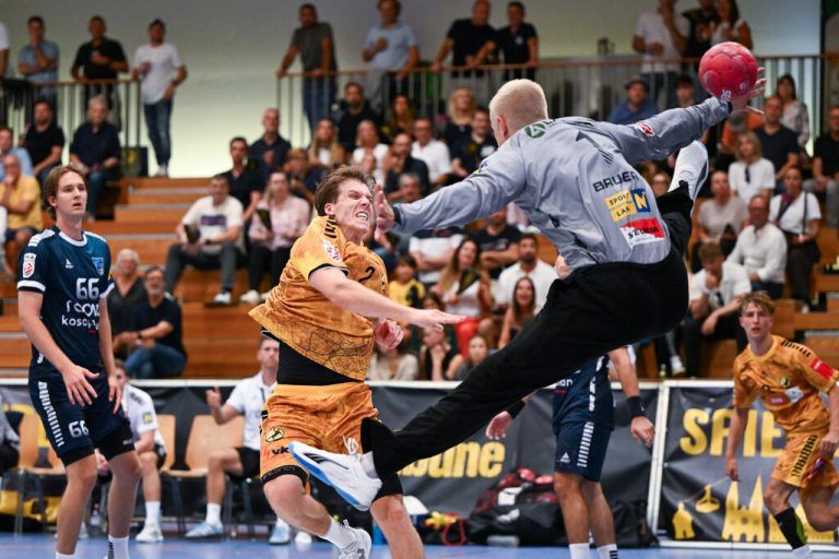 So emotional feierten die Bregenzer gestern ihren Sieg, bei dem Neuzugang Louis Mönch (großes Bild) mit zehn Toren zum Matchwinner wurde. ⇒Lech (4)