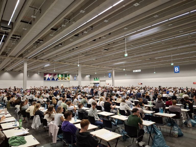Teilnehmende des Aufnahmetests für die Medizinische Fakultät Innsbruck im Juli 2025, in der Messehalle in Innsbruck.⇒ APA